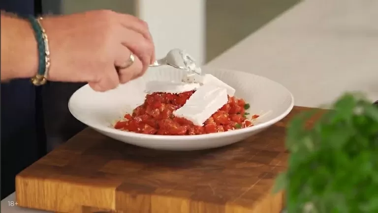 Битые баклажаны  с сыром и томатами - рецепт от Константина Ивлева