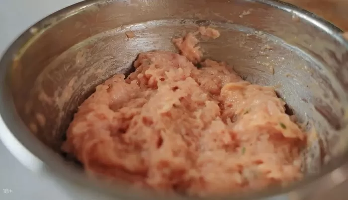 Куриные колбаски с сыром и беконом - рецепт от Константина Ивлева