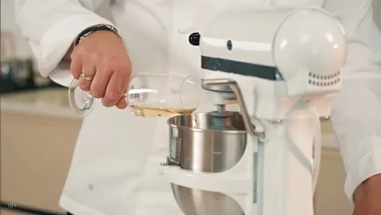 Клубника под соусом сабайон - рецепт от Константина Ивлева