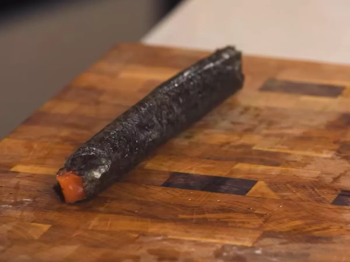 Копчёный лосось в нори с луком сибулет и чёрной икрой - рецепт от Константина Ивлева
