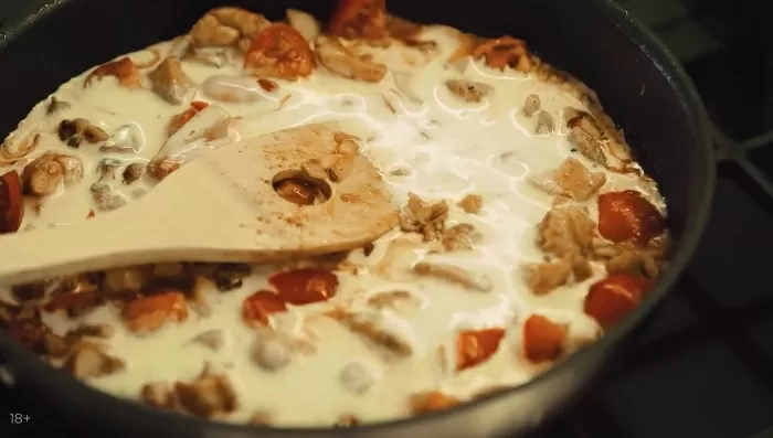 Пирог с курицей, сыром и томатами - рецепт от Константина Ивлева