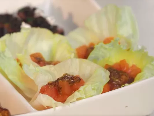 Латук с копченым лососем и горчичной заправкой - рецепт от Константина Ивлева