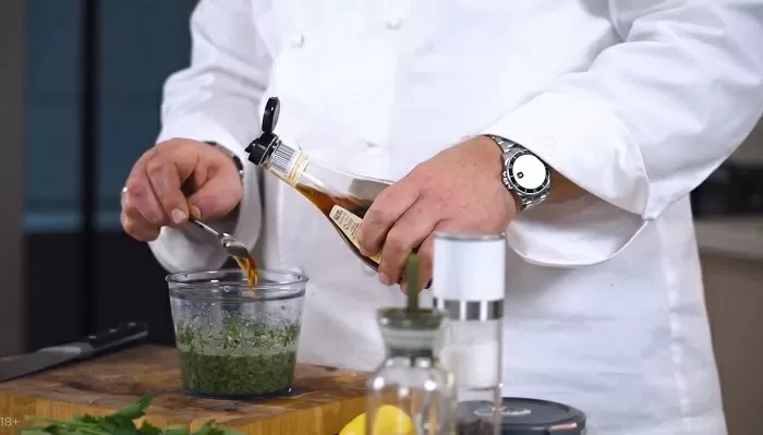 Шашлык из купатов и грибов с соусом чимичурри - рецепт от Константина Ивлева