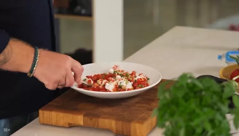 Битые баклажаны  с сыром и томатами - рецепт от Константина Ивлева