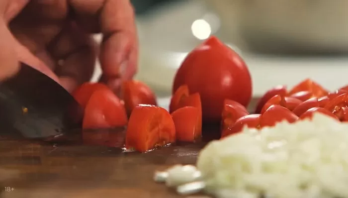 Пирог с курицей, сыром и томатами - рецепт от Константина Ивлева