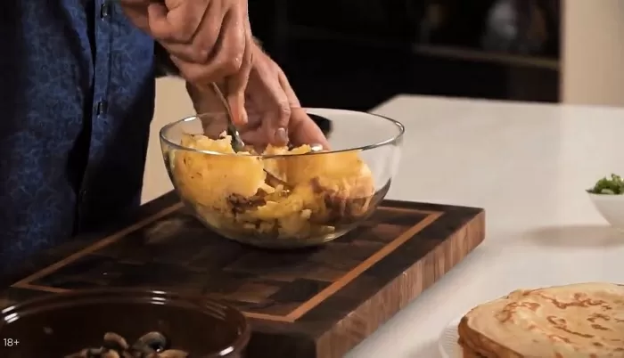 Блинный торт с картофелем и грибами - рецепт от Константина Ивлева