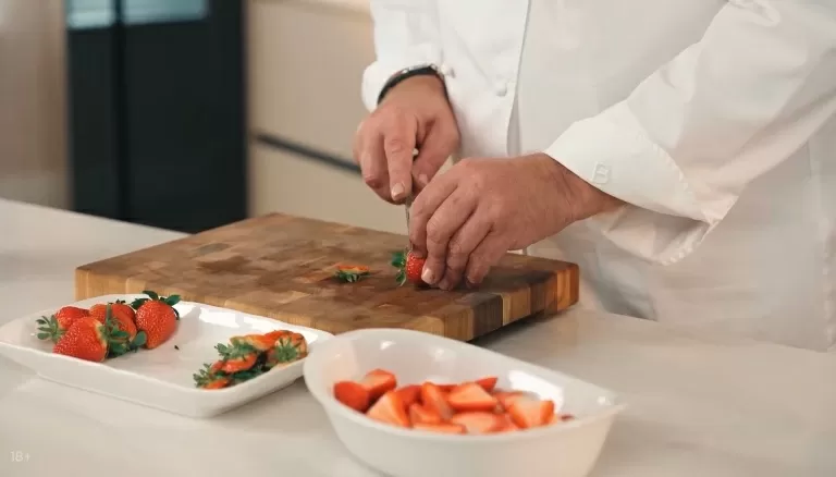 Клубника под соусом сабайон - рецепт от Константина Ивлева