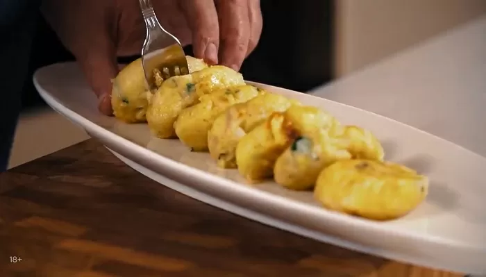 Капустно-картофельные котлеты с грибным соусом - рецепт от Константина Ивлева