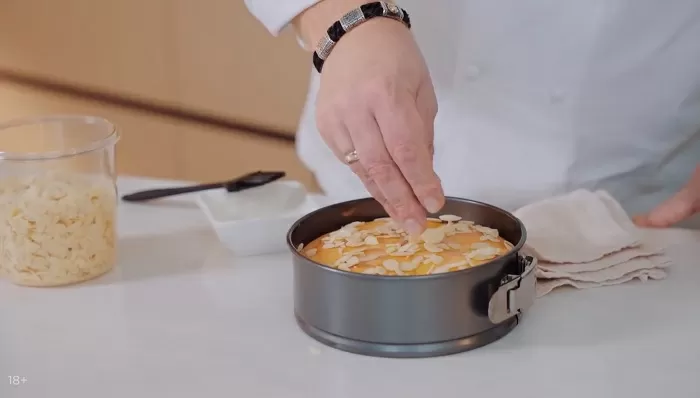 Пирог с грушей и миндалем - рецепт от Константина Ивлева