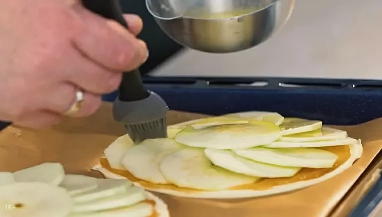 Яблочный пирог с карамельным соусом - рецепт от Константина Ивлева