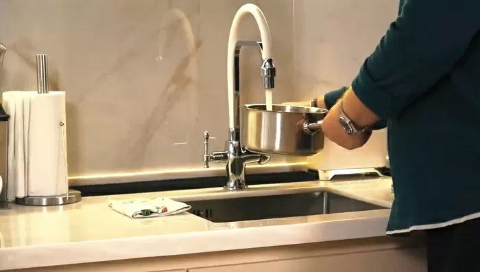 Печеный баклажан с хумусом и томатами - рецепт от Константина Ивлева