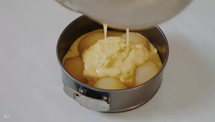 Пирог с грушей и миндалем - рецепт от Константина Ивлева