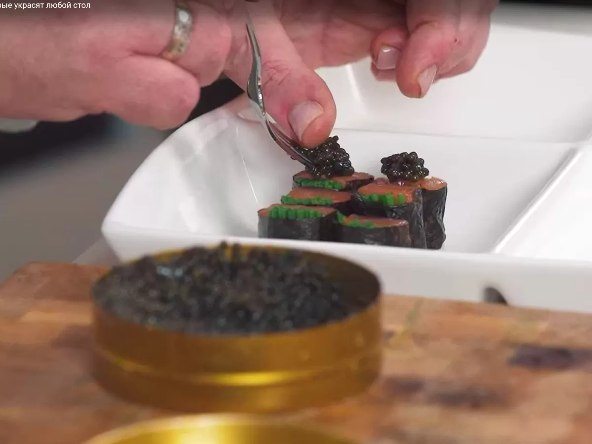 Копчёный лосось в нори с луком сибулет и чёрной икрой - рецепт от Константина Ивлева