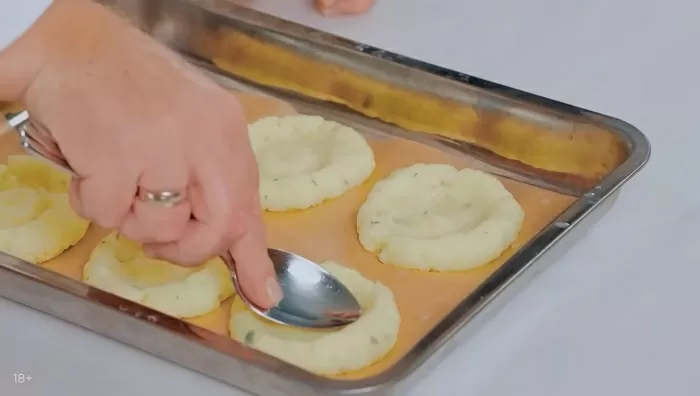 Мясные ватрушки с соусом болоньезе - рецепт от Константина Ивлева