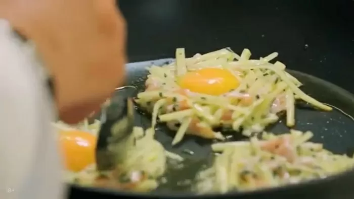 Драники с копченостями и желтком - рецепт от Константина Ивлева