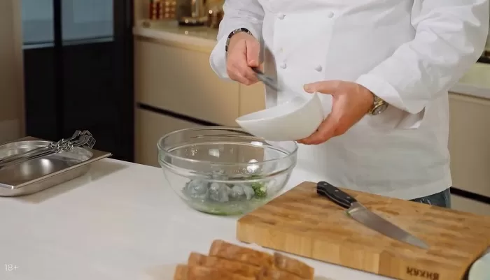 Шашлычки из креветок, печеного перца и деревенского хлеба - рецепт от Константина Ивлева