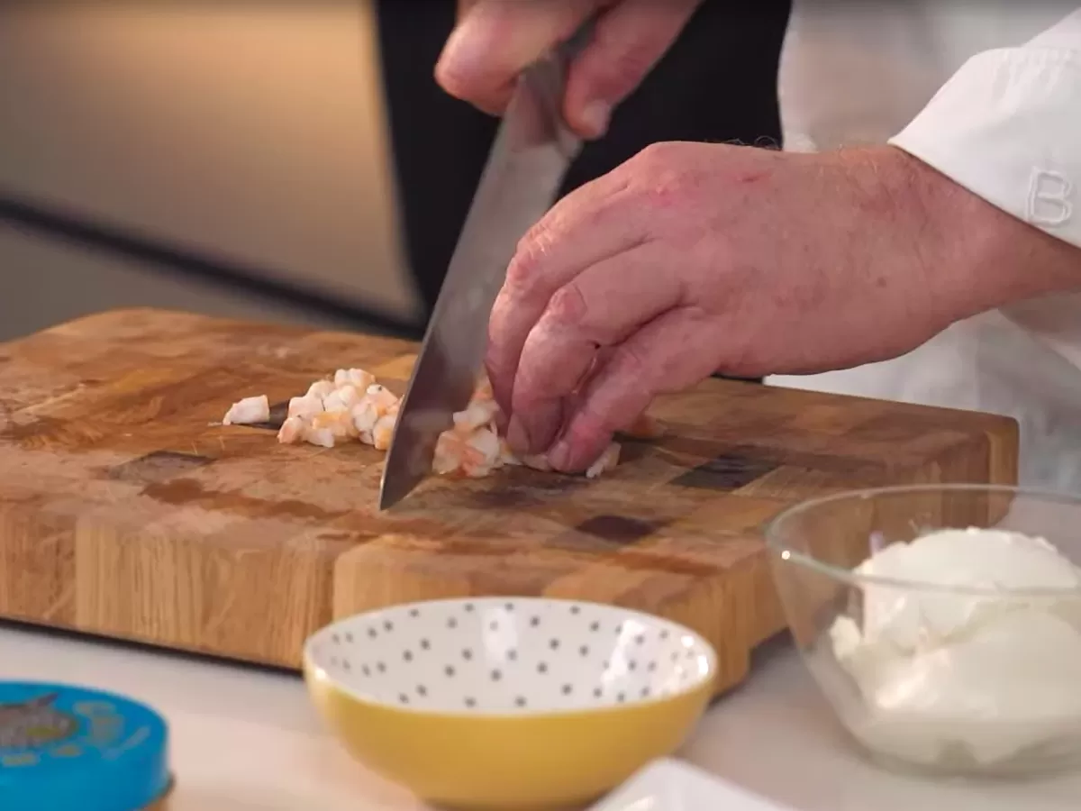 Конфеты из творожного сыра с креветками и зеленью - рецепт от Константина Ивлева