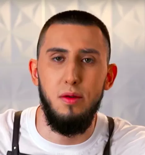 Руслан Азимов — Повар, участник шоу «Молодые ножи» с Ивлевым Руслан Азимов — участник шоу «Молодые ножи» с Ивлевым