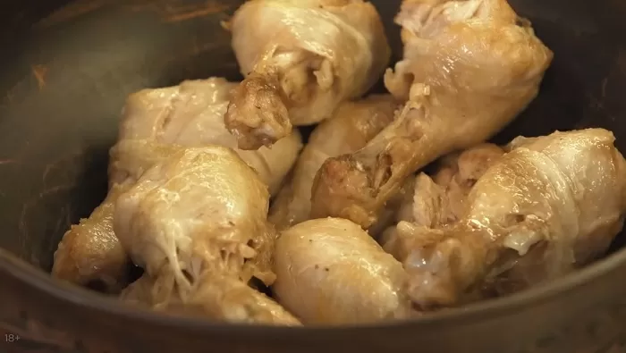 Куриные ножки в сливочно-чесночном соусе с сыром и шпинатом - рецепт от Константина Ивлева