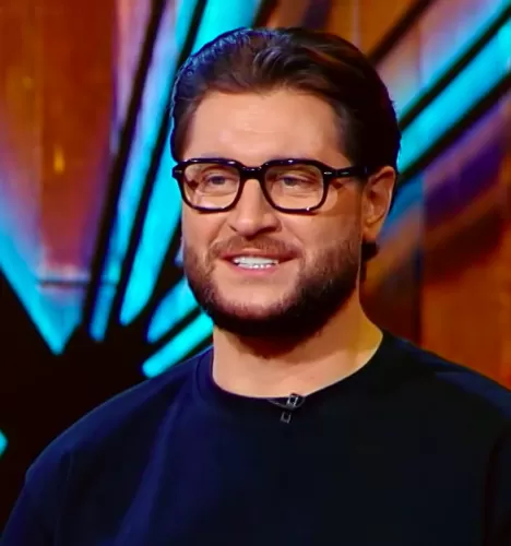 Дава — Певец, участник шоу «Битва шефов. Звёзды» с Ивлевым Дава — участник шоу «Битва шефов. Звёзды» с Ивлевым