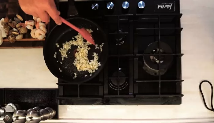 Томленые морепродукты в соусе - рецепт от Константина Ивлева