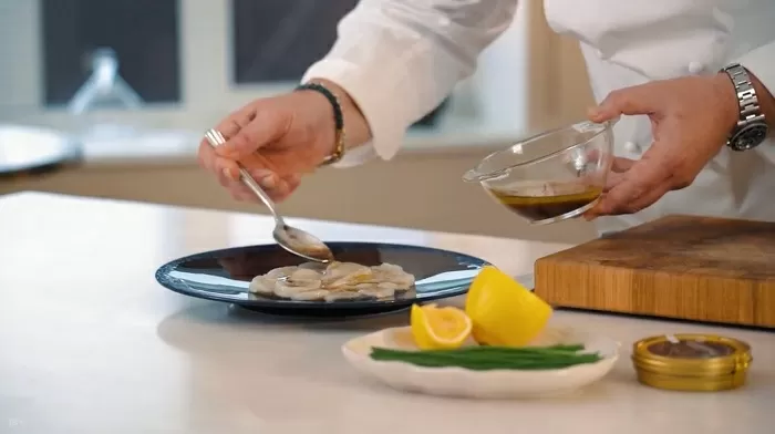 Морской гребешок с черной икрой - рецепт от Константина Ивлева