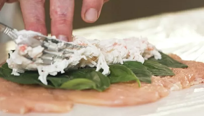 Куриная грудка с крабом в мандариновом соусе - рецепт от Константина Ивлева