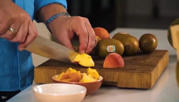 Шоколадное и йогуртовое фондю - рецепт от Константина Ивлева