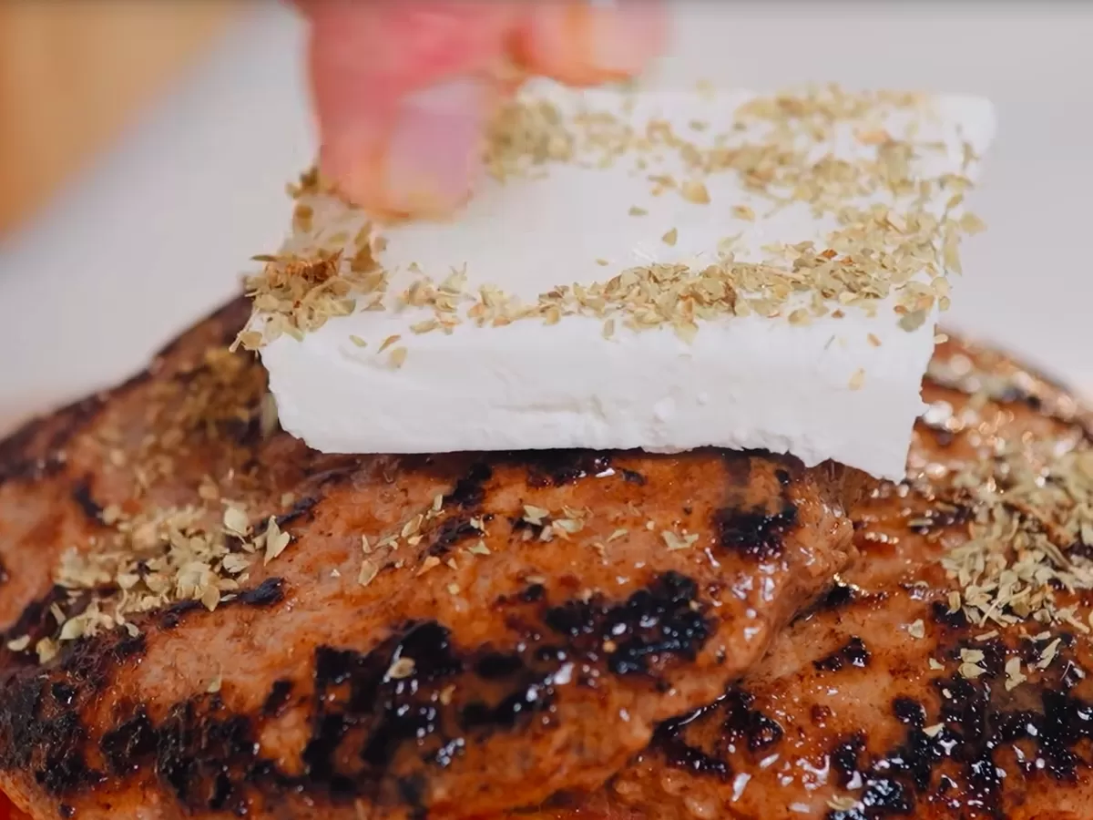 Бургер на греческий манер - рецепт от Константина Ивлева