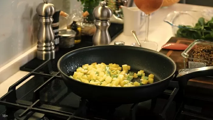 Чечевица с картофелем, кабачками и шпинатом в морковном соке - рецепт от Константина Ивлева