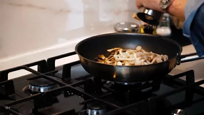 Капустно-картофельные котлеты с грибным соусом - рецепт от Константина Ивлева