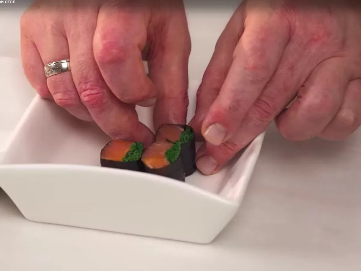 Копчёный лосось в нори с луком сибулет и чёрной икрой - рецепт от Константина Ивлева