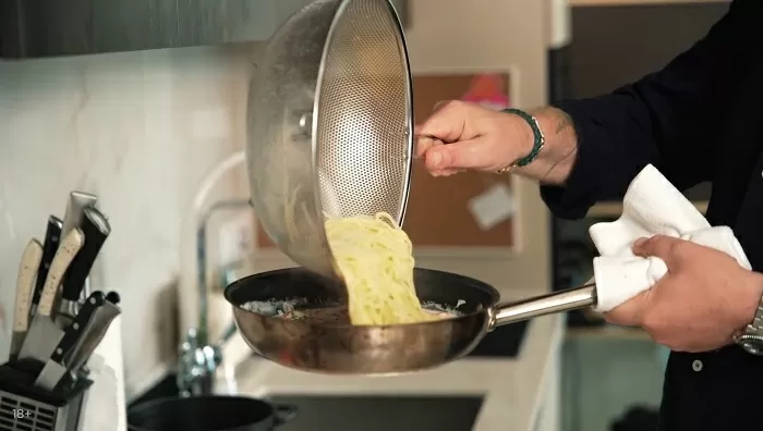 Паста с раковыми шейками и черной икрой - рецепт от Константина Ивлева