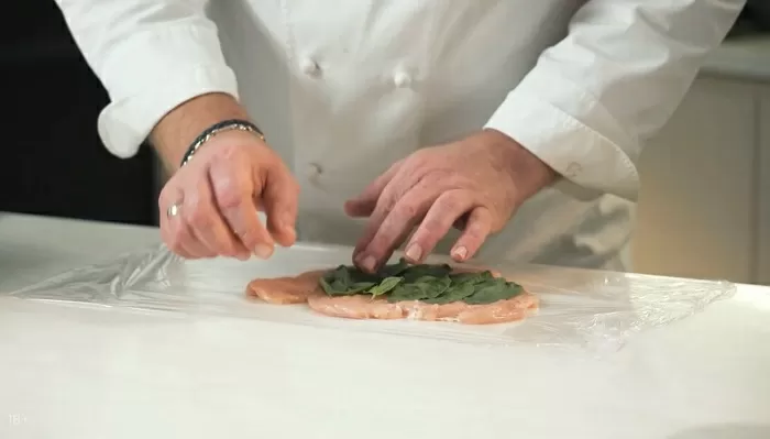 Куриная грудка с крабом в мандариновом соусе - рецепт от Константина Ивлева