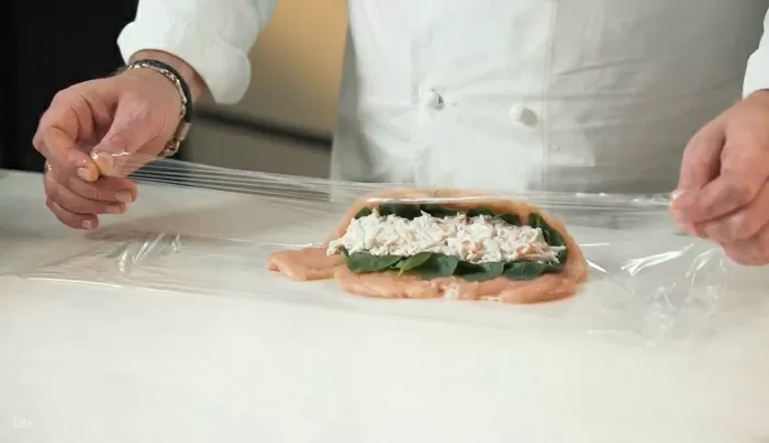 Куриная грудка с крабом в мандариновом соусе - рецепт от Константина Ивлева