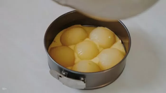 Пирог с грушей и миндалем - рецепт от Константина Ивлева