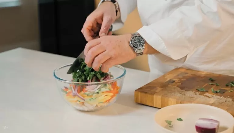Салат с курицей гриль и хрустящими овощами - рецепт от Константина Ивлева