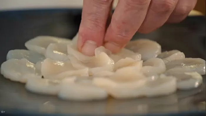 Морской гребешок с черной икрой - рецепт от Константина Ивлева