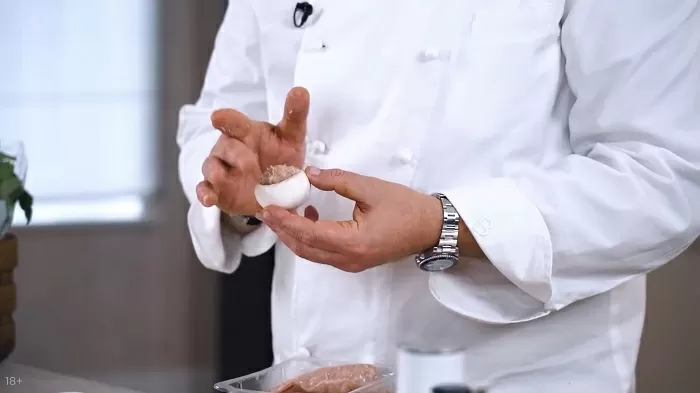 Шашлык из купатов и грибов с соусом чимичурри - рецепт от Константина Ивлева