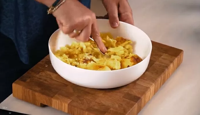 Капустно-картофельные котлеты с грибным соусом - рецепт от Константина Ивлева