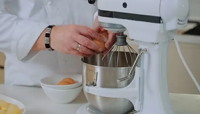 Пирог с грушей и миндалем - рецепт от Константина Ивлева