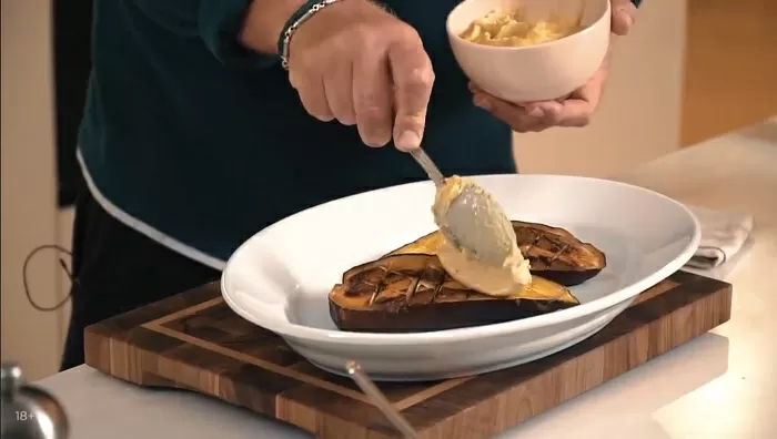 Печеный баклажан с хумусом и томатами - рецепт от Константина Ивлева