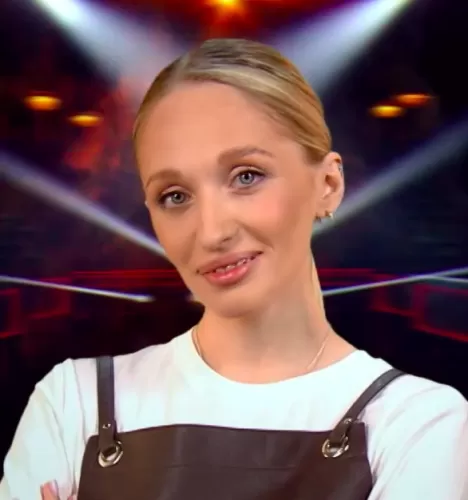 Виолетта Королева — Футблогер, участник шоу «Молодые ножи» с Ивлевым Виолетта Королева — участник шоу «Молодые ножи» с Ивлевым