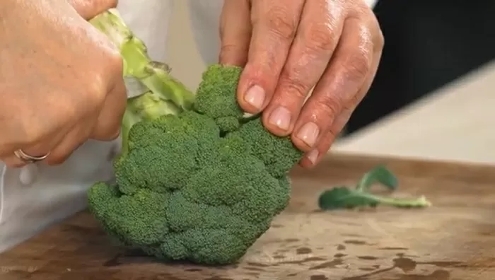Брокколи с кунжутным соусом - рецепт от Константина Ивлева