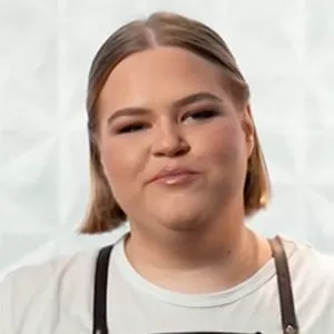 Валентина Лобцова — , участник шоу «Молодые ножи» с Ивлевым Валентина Лобцова — участник шоу «Молодые ножи» с Ивлевым