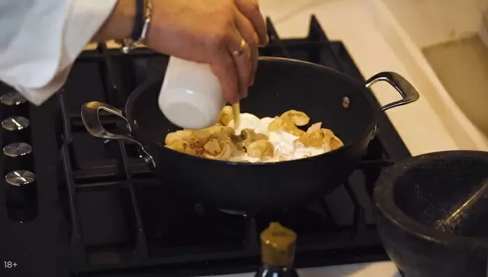 Креветки в сливочно-соевом соусе - рецепт от Константина Ивлева