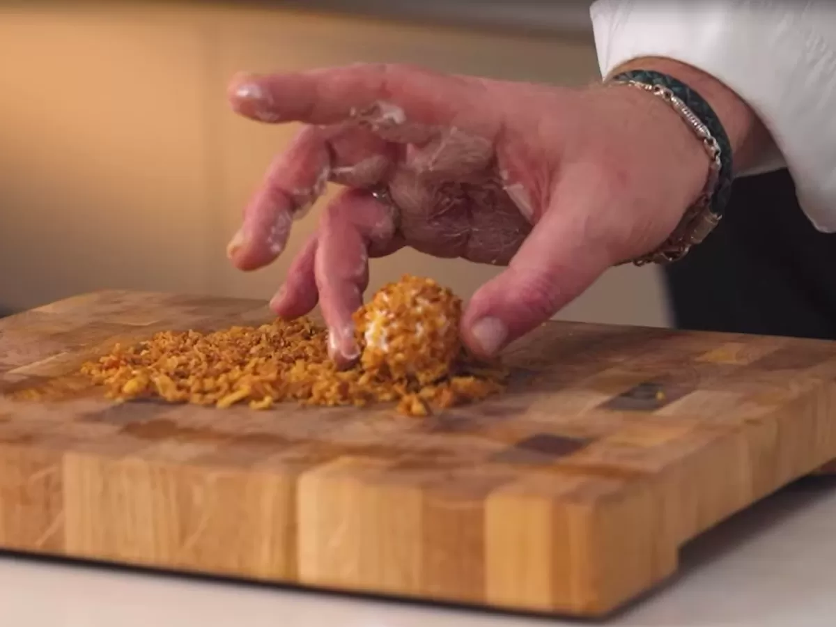 Конфеты из творожного сыра с креветками и зеленью - рецепт от Константина Ивлева