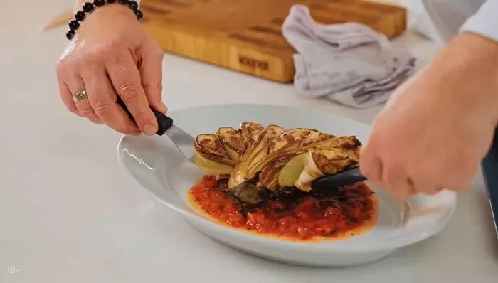 Запеченные баклажаны с фаршем - рецепт от Константина Ивлева