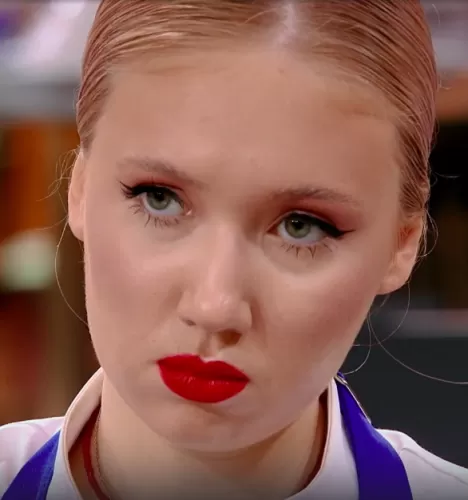 Арина Мартынова — , участник шоу «Полная посадка» с Ивлевым Арина Мартынова — участник шоу «Полная посадка» с Ивлевым