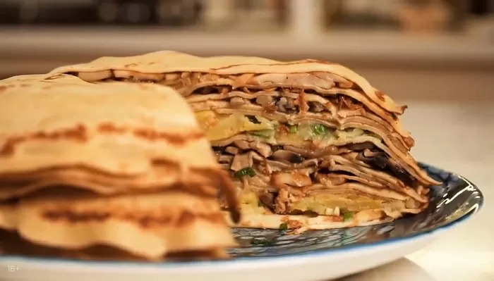 Блинный торт с картофелем и грибами - рецепт от Константина Ивлева